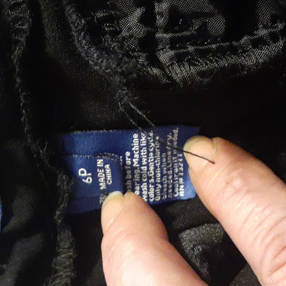 Apt. 9 black capris sz 4P - Picture 4 of 4